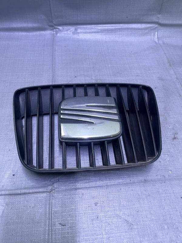 Grilă radiator - SEAT Cordoba 1 generation [restyling] [1999 - 2003] wagon 5 doors 1.9 MT (90 hp)