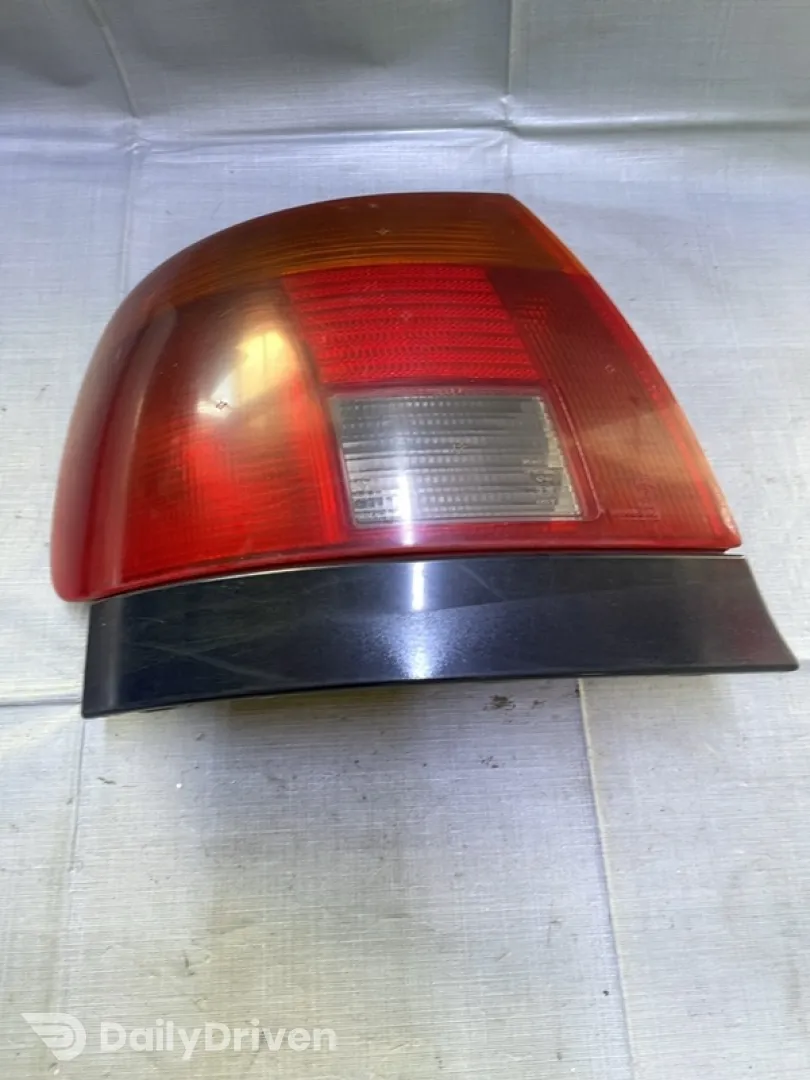 Lampă spate - Parte montare: Stânga spate - Audi A4 B5 [1994 - 1999] Sedan 1.9 TDI MT (90 hp)