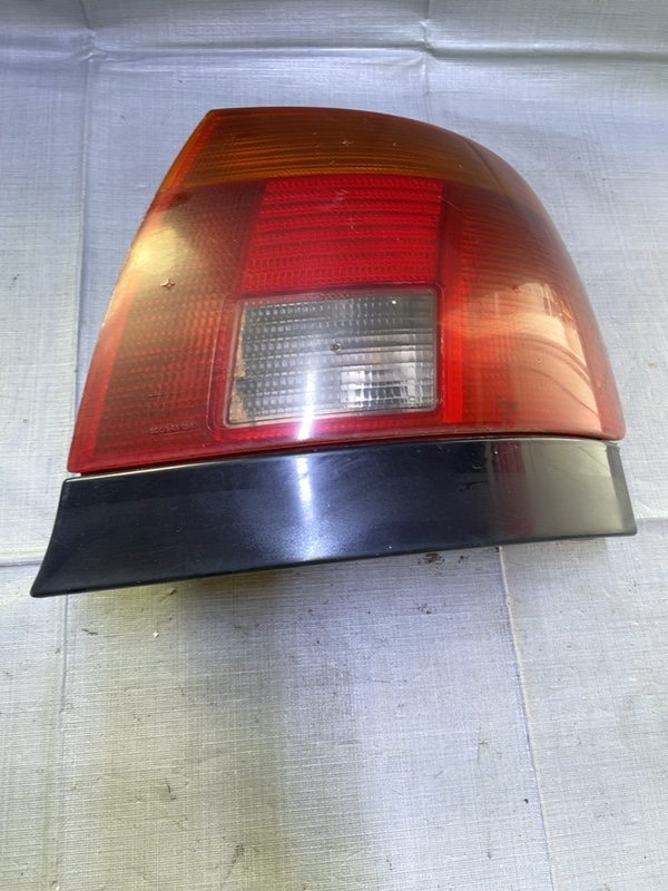 Lampă spate - Parte montare: Dreapta spate - Audi A4 B5 [1994 - 1999] Sedan 1.9 TDI MT (90 hp)