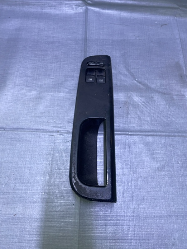 Buton ridicare geam - Parte montare: Stânga față - Volkswagen Passat B5+ [restyling] [2000 - 2005] Sedan 1.6 MT (102 hp)