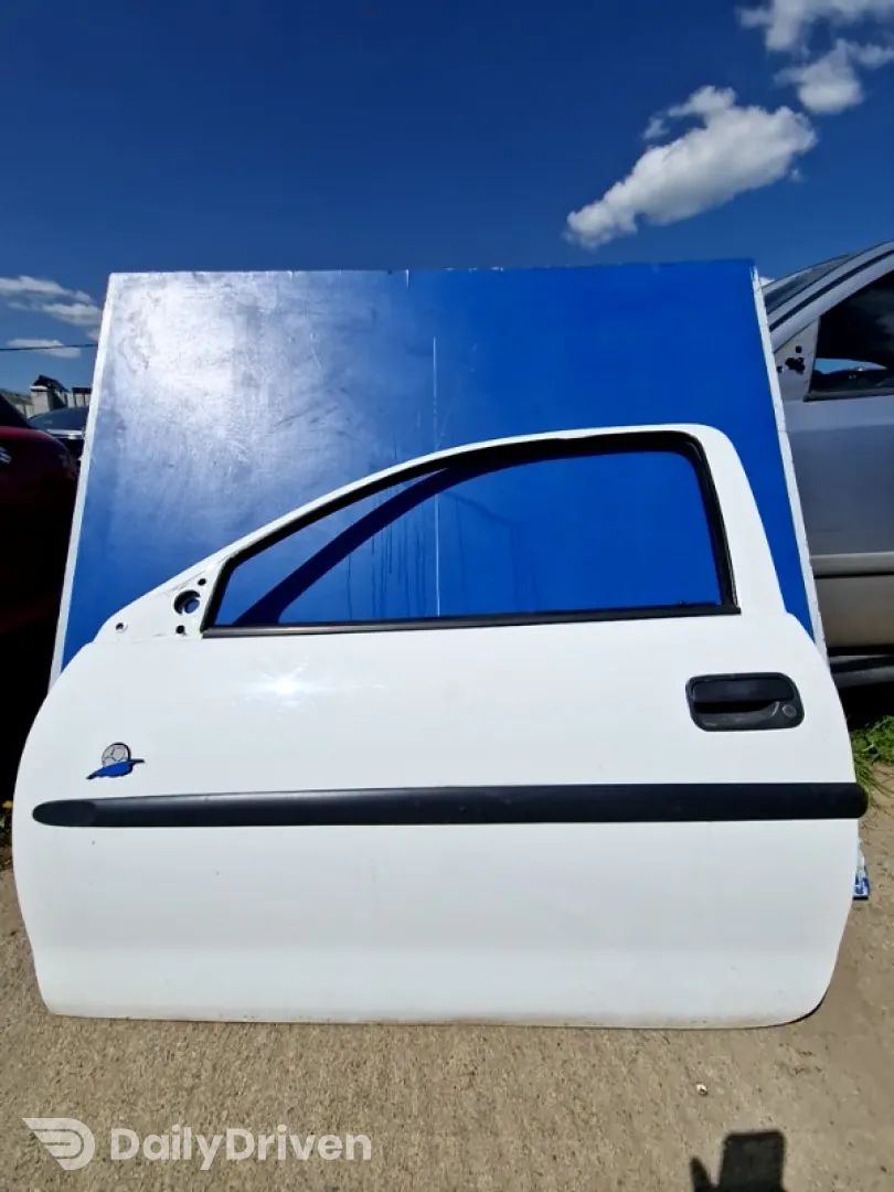 Ușă față - Culoare: Alb, Parte montare: Stânga, Varianta: Hatchback - Opel Corsa B [1993 - 2000] Hatchback 3-doors 1.2i MT (45 hp)