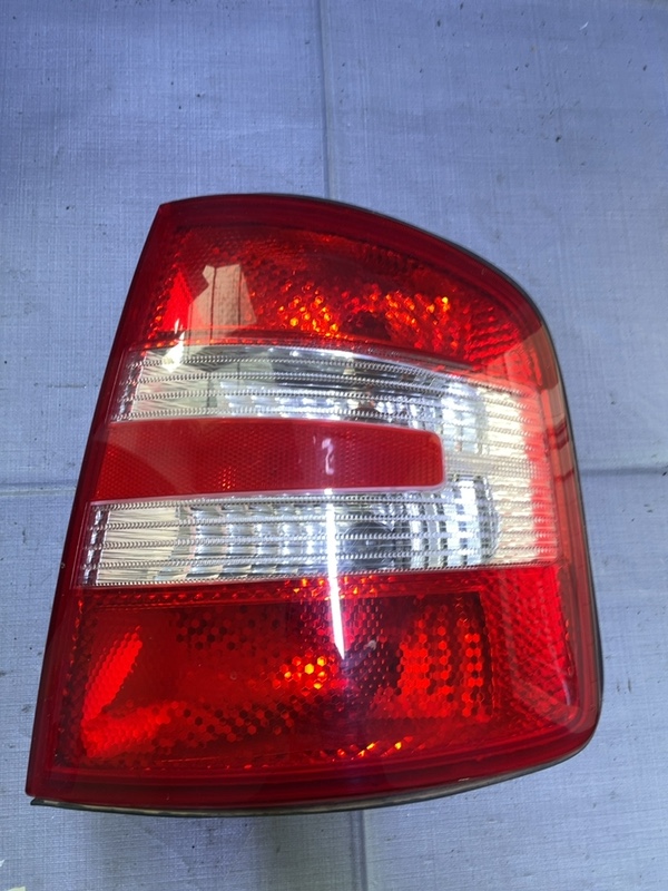 Lampă spate - Parte montare: Dreapta spate, Varianta: Wagon 5 uși - Skoda Fabia 1 generation [restyling] [2004 - 2007] wagon 5 doors 1.2 MT (64 hp)