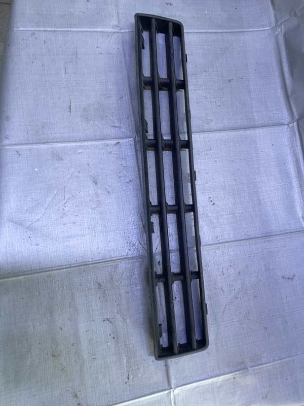 Grilă bară - Parte montare: Central - Volkswagen Golf 4 generation [1997 - 2006]