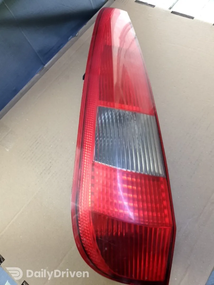 Lampă spate - Parte montare: Stânga, Varianta: Hatchback - Ford Fiesta 5 generation [2001 - 2007] Hatchback 5-doors 1.3 MT (60 hp)