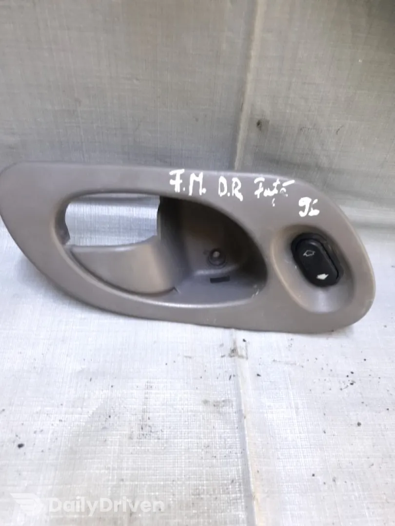 Buton ridicare geam - Parte montare: Dreapta față - Ford Mondeo 2 generation [1996 - 2000] Liftback