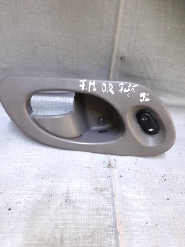 Buton ridicare geam - Parte montare: Dreapta față - Ford Mondeo 2 generation [1996 - 2000] Liftback