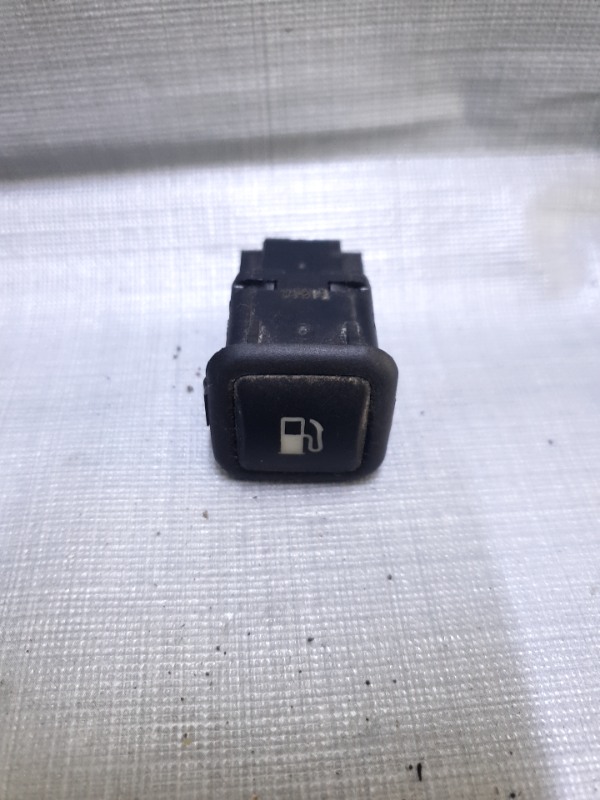 Buton deschidere capac rezervor - Volkswagen Golf 4 generation [1997 - 2006] wagon 1.9 TDI MT (100 hp)