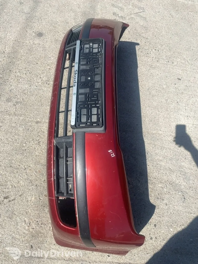 Bară protecție  - Culoare: Vișiniu, Parte montare: Față, Varianta: W - Skoda Fabia 6Y [1999 - 2004] Combi wagon 5-doors 1.4 MT (101 hp)