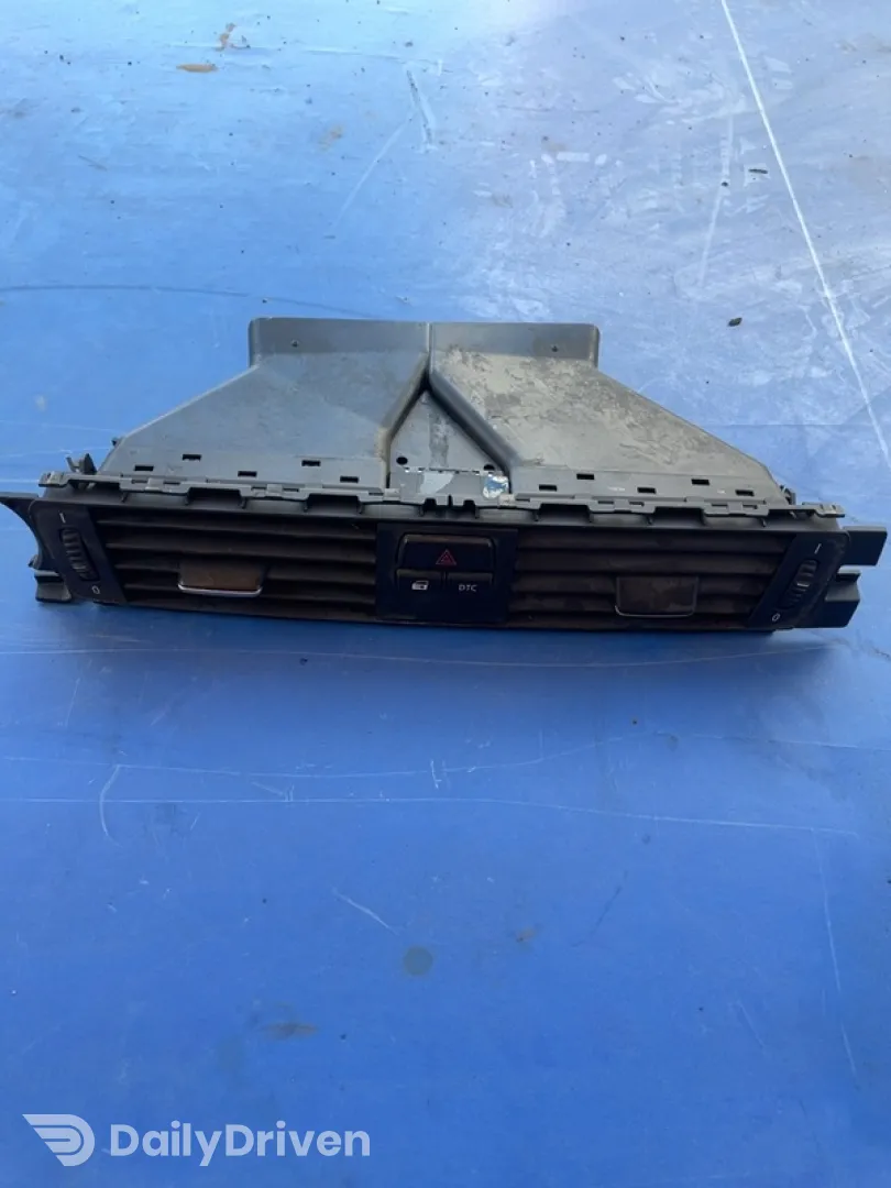 Guri ventilație - Parte montare: Central - BMW 3 Series E90-E93 [2004 - 2010] Sedan 320i MT (150 hp)