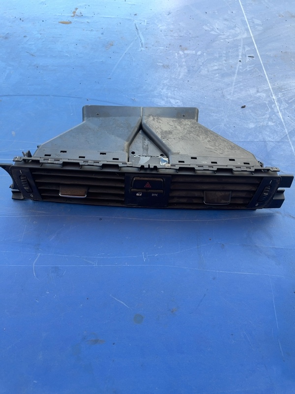Guri ventilație - Parte montare: Central - BMW 3 Series E90-E93 [2004 - 2010] Sedan 320i MT (150 hp)