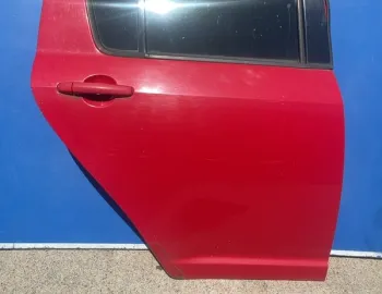 Ușă spate - Culoare: Roșu, Parte montare: Dreapta spate - Suzuki Swift 3 generation [2004 - 2010] Hatchback 5-doors 1.3 AT (92 hp)