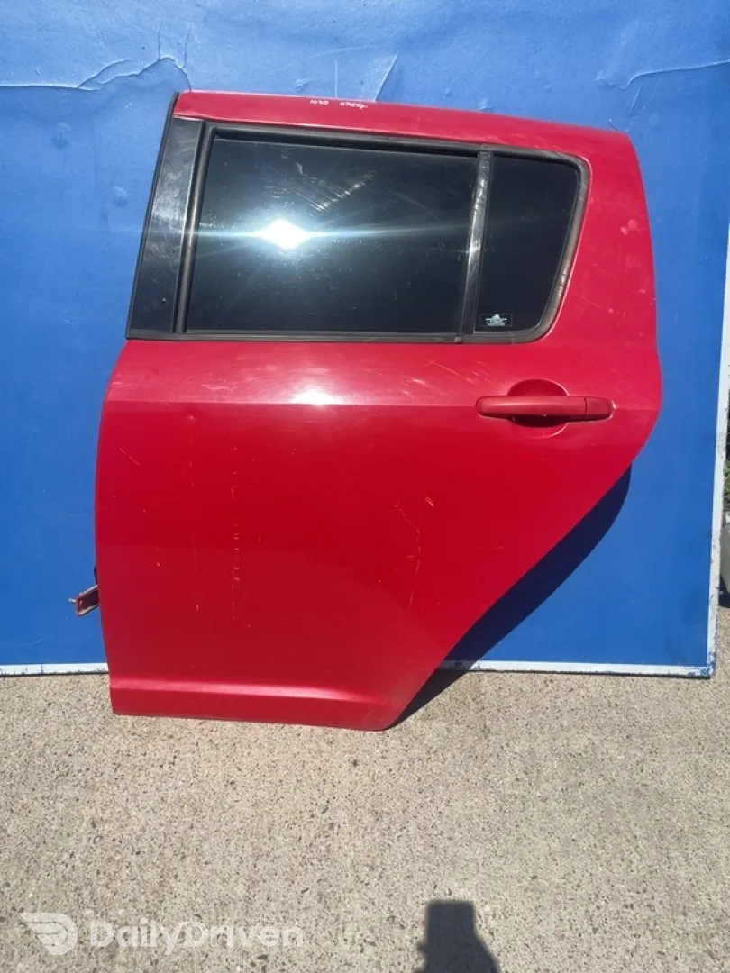Ușă spate - Culoare: Roșu, Parte montare: Stânga spate - Suzuki Swift 3 generation [2004 - 2010] Hatchback 5-doors 1.3 AT (92 hp)