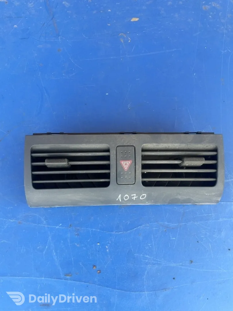Guri ventilație - Parte montare: Central - Suzuki Swift 3 generation [2004 - 2010] Hatchback 5-doors 1.3 AT (92 hp)