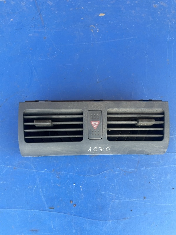 Guri ventilație - Parte montare: Central - Suzuki Swift 3 generation [2004 - 2010] Hatchback 5-doors 1.3 AT (92 hp)