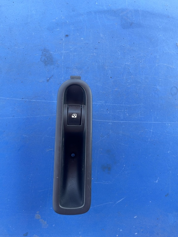 Buton ridicare geam - Parte montare: Stânga spate - Renault Megane 2 generation [2002 - 2006] Sedan 1.6 MT (113 hp)