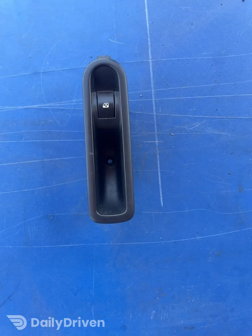 Buton ridicare geam - Parte montare: Dreapta spate - Renault Megane 2 generation [2002 - 2006] Sedan 1.6 MT (113 hp)