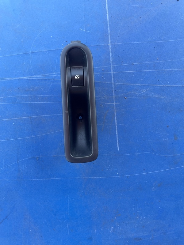 Buton ridicare geam - Parte montare: Dreapta spate - Renault Megane 2 generation [2002 - 2006] Sedan 1.6 MT (113 hp)