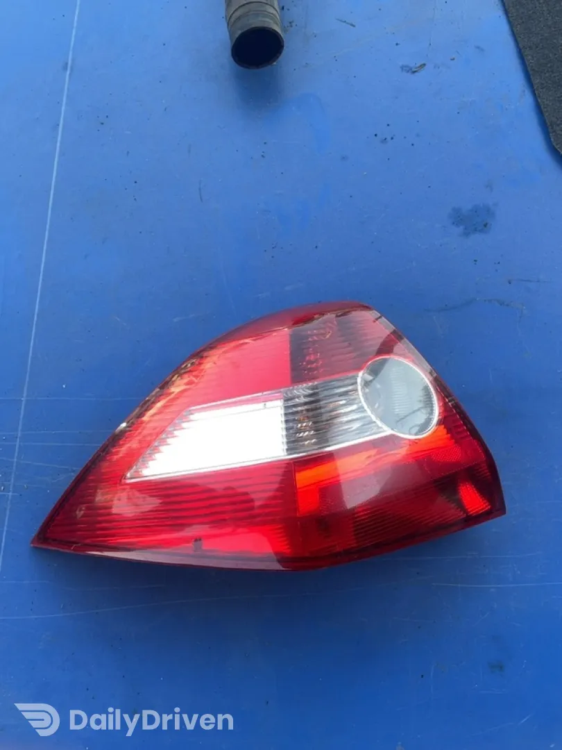 Lampă spate - Parte montare: Stânga spate - Renault Megane 2 generation [2002 - 2006] Sedan 1.6 MT (113 hp)