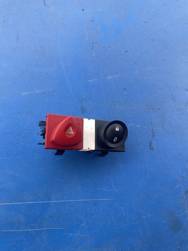 Buton avarie - Renault Megane 2 generation [2002 - 2006] Sedan 1.6 MT (113 hp)