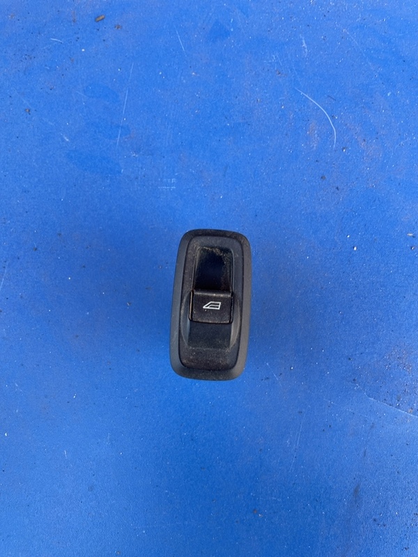 Buton ridicare geam - Parte montare: Dreapta față - Ford Fiesta 6 generation [2008 - 2013] Hatchback 5-doors 1.6TDCi MT (75 hp)