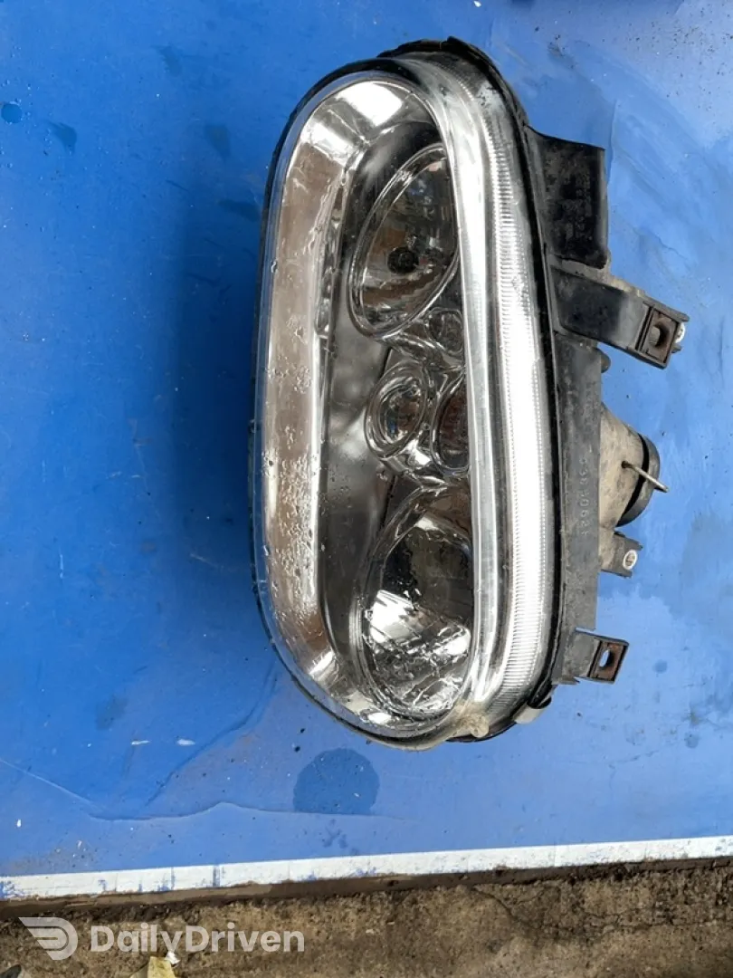Far față - Parte montare: Stânga - Volkswagen Golf 4 generation [1997 - 2006] wagon 1.9 TDI MT (90 hp)