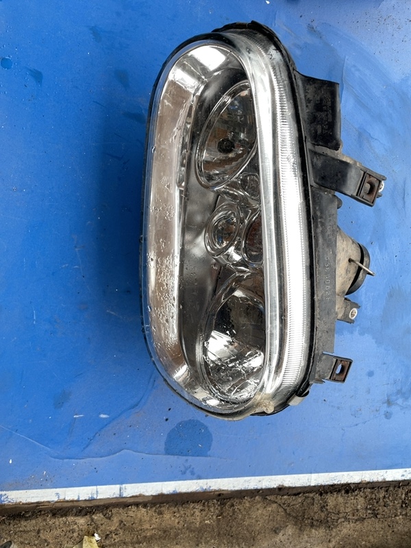 Far față - Parte montare: Stânga - Volkswagen Golf 4 generation [1997 - 2006] wagon 1.9 TDI MT (90 hp)
