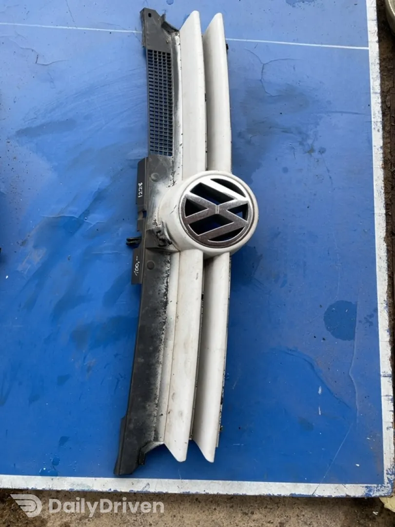 Grilă radiator - Culoare: Alb - Volkswagen Golf 4 generation [1997 - 2006] wagon 1.9 TDI MT (90 hp)