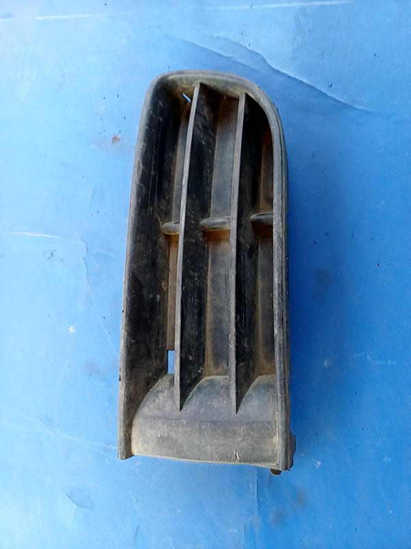 Grilă bară - Parte montare: Stânga - Volkswagen Polo 4 generation [2001 - 2005] Hatchback 5-doors 1.4 TDI MT (75 hp)