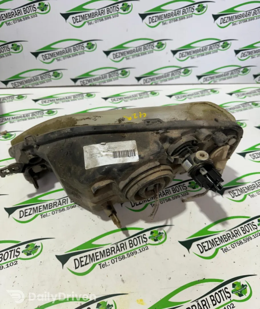 Far dreapta Dacia Logan  [2004 - 2008] Sedan 1.4 MT (75 hp)