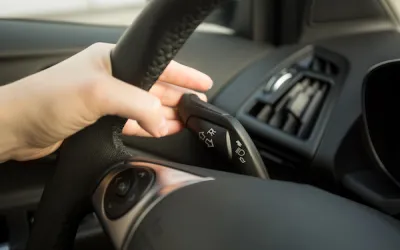 De ce clipește rapid semnalizarea mașinii: cauze și soluții