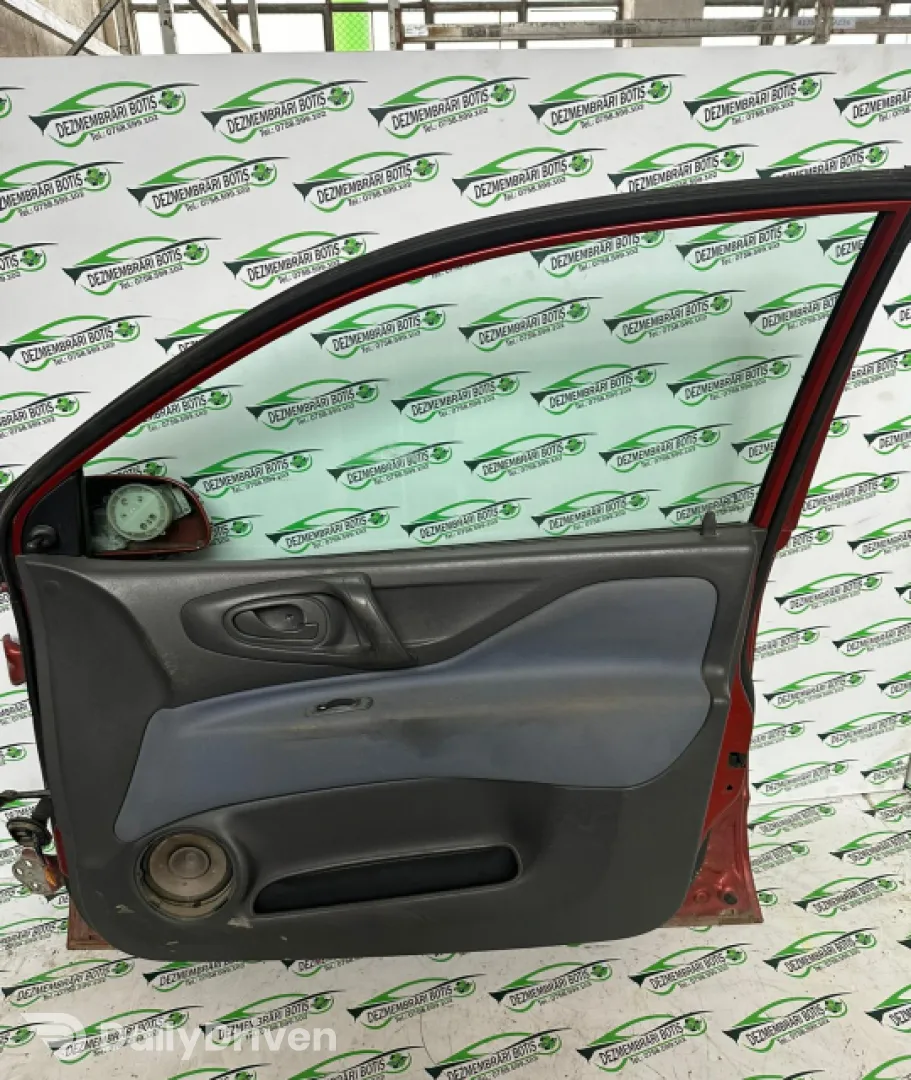 Usa fata dreapta Mitsubishi Space Star  [facelift] [2002 - 2005] Minivan 1.3 MT (82 hp)