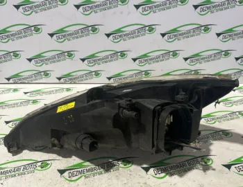 Far dreapta Ford Focus  [1998 - 2004] Hatchback 5-usi 1.6 MT (101 hp)