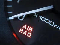 Czy poduszka powietrzna uruchamia się, jeśli kontrolka jest włączona?