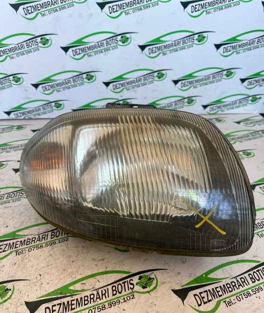 Far dreapta Renault Clio 2 [1998 - 2005] Symbol Sedan 1.4 MT (98 hp)