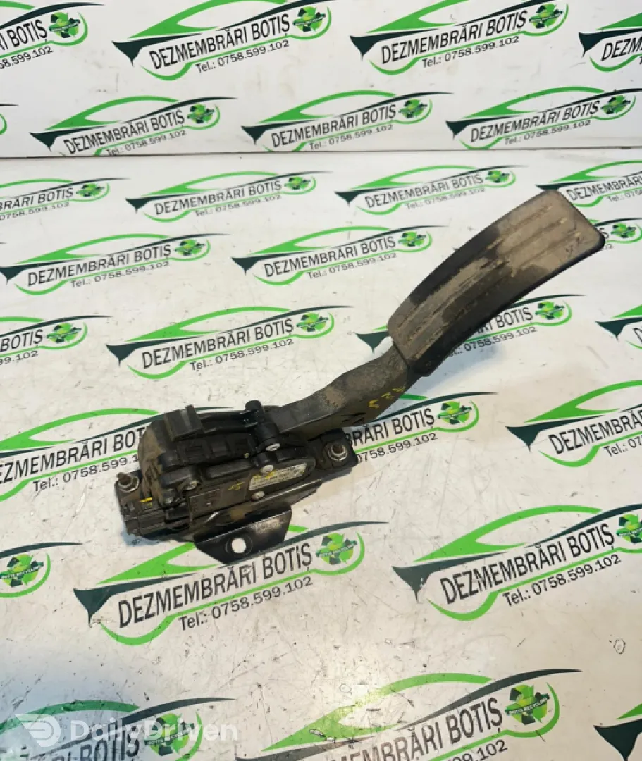 Pedala acceleratie 8200 386 506 Dacia Logan