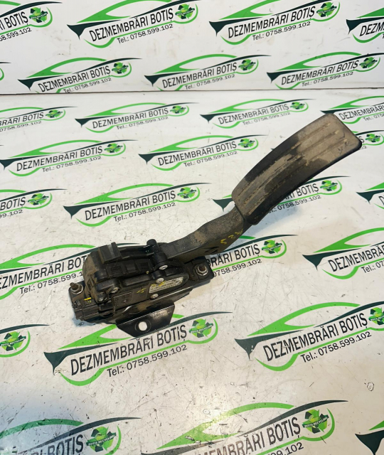 Pedala acceleratie 8200 386 506 Dacia Logan