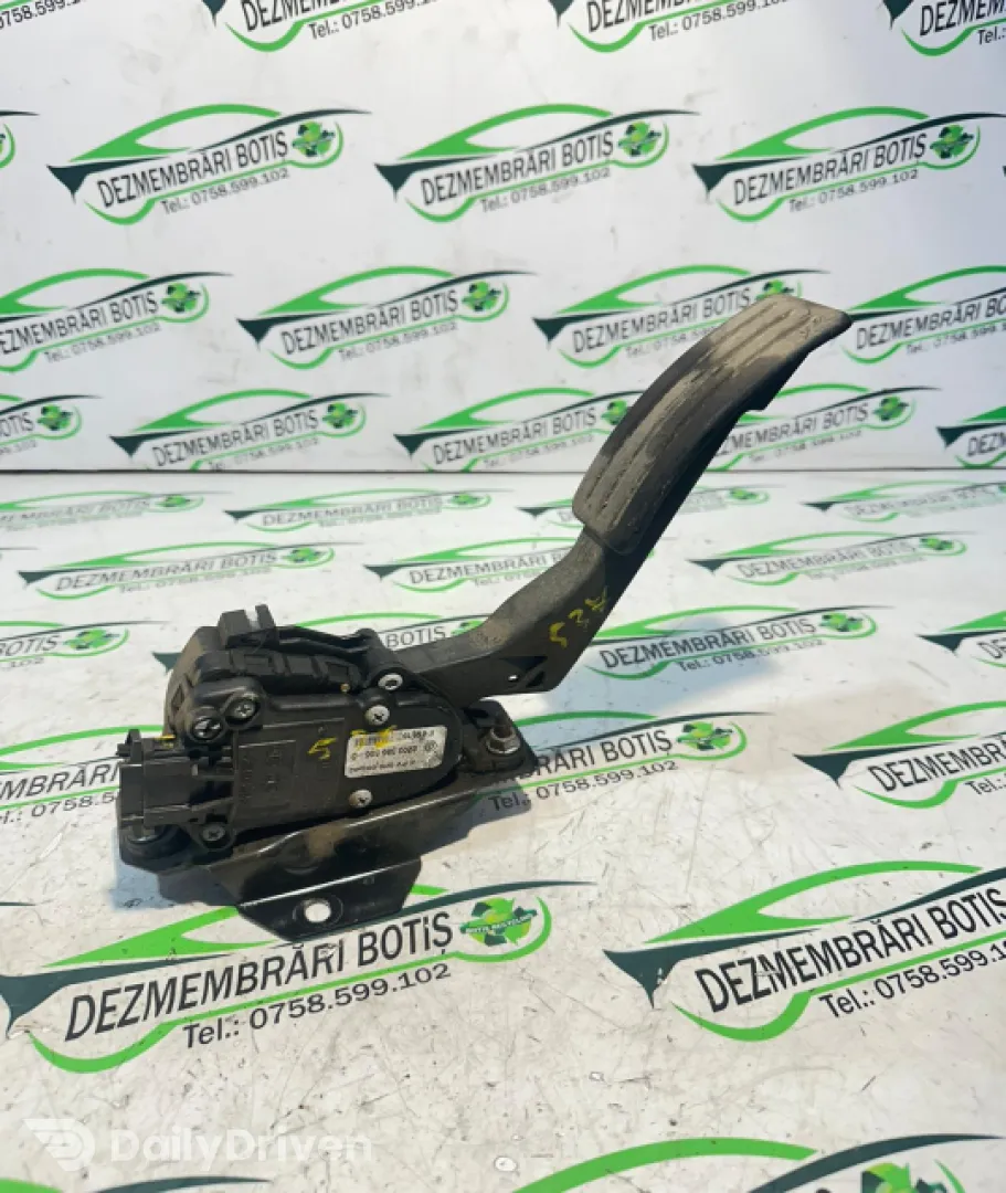 Pedala acceleratie 8200 386 506 Dacia Logan