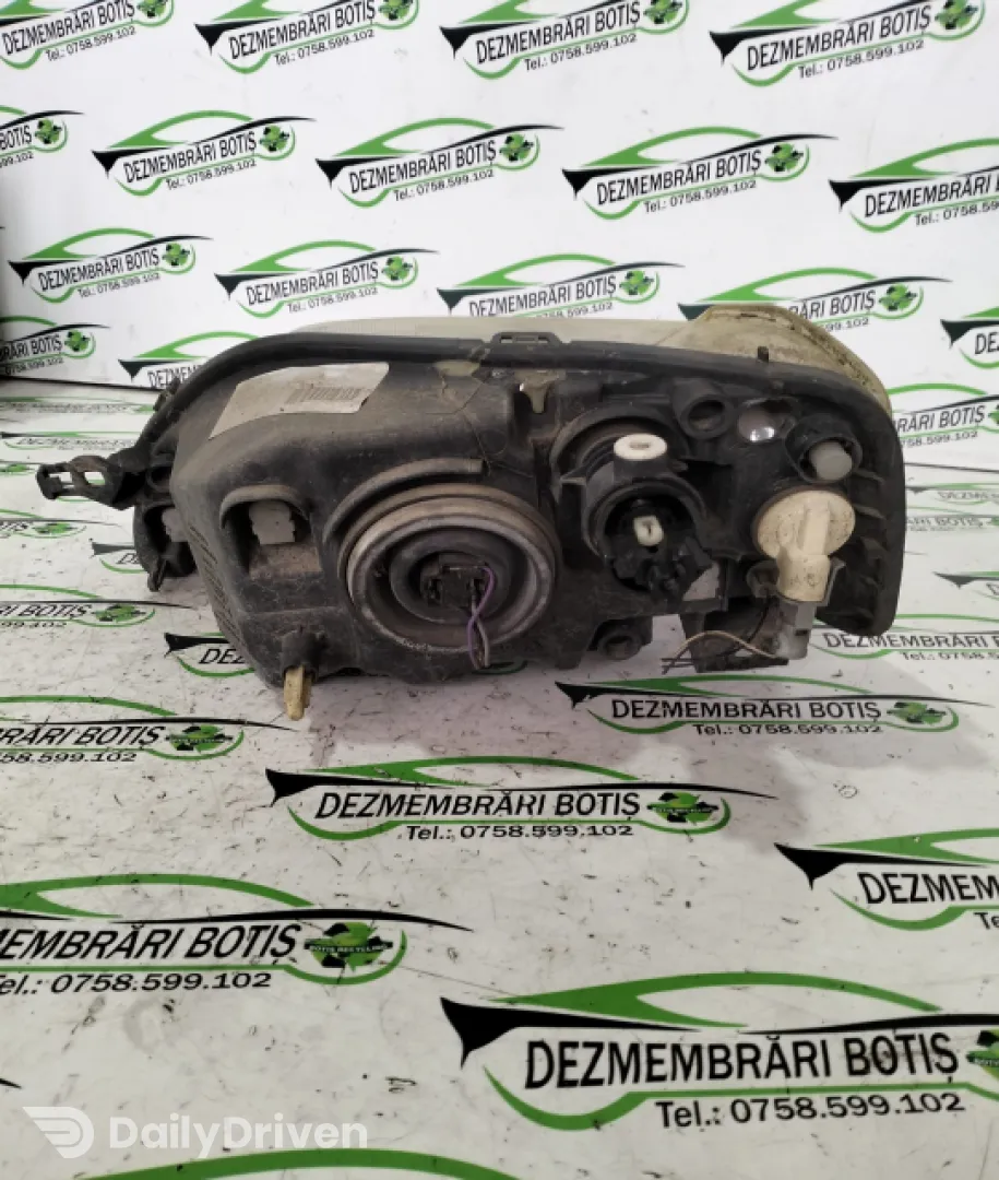 Far dreapta Dacia Logan  [2004 - 2008] Sedan 1.4 MT (75 hp)