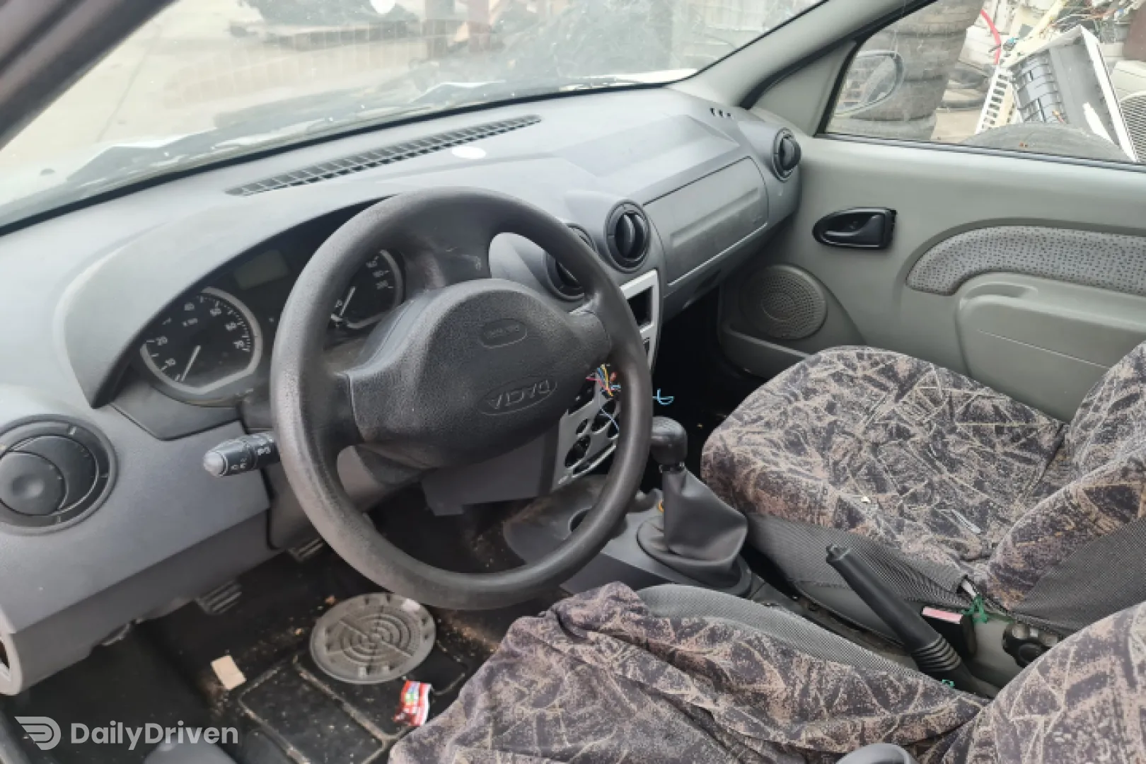 Far dreapta Dacia Logan  [2004 - 2008] Sedan 1.4 MT (75 hp)