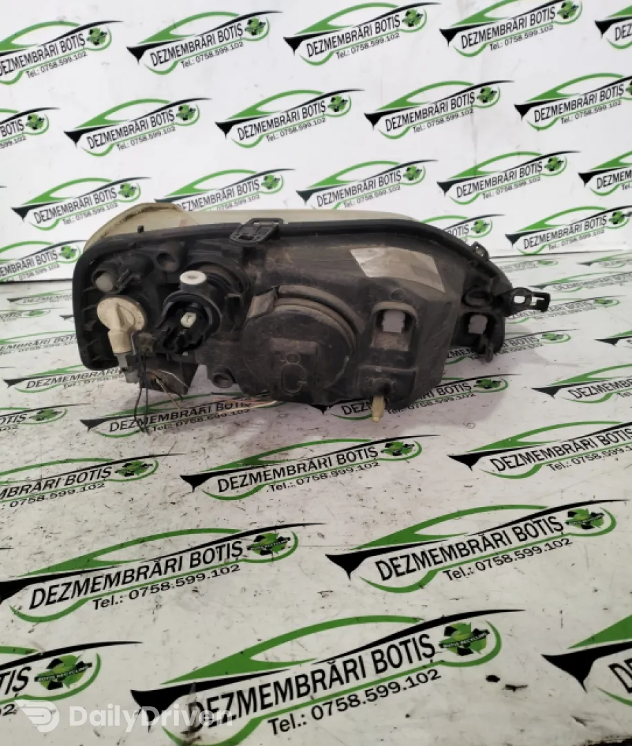 Far stanga Dacia Logan  [2004 - 2008] Sedan 1.4 MT (75 hp)