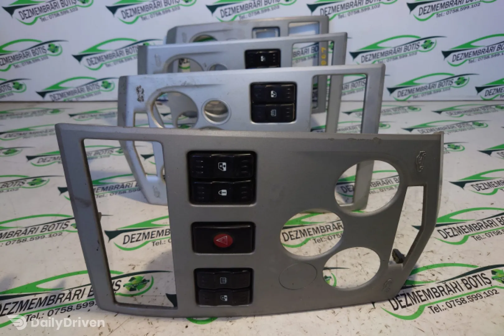 Consola centrala Dacia Logan  [2004 - 2008] Sedan 1.4 MT (75 hp)
