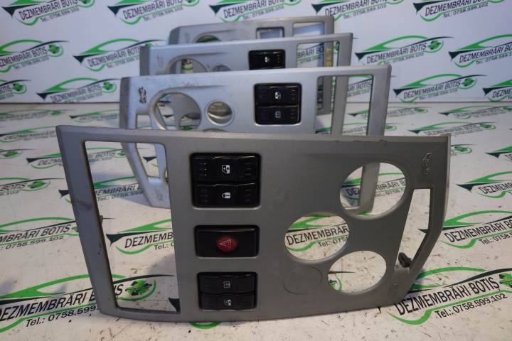 Consola centrala Dacia Logan  [2004 - 2008] Sedan 1.4 MT (75 hp)