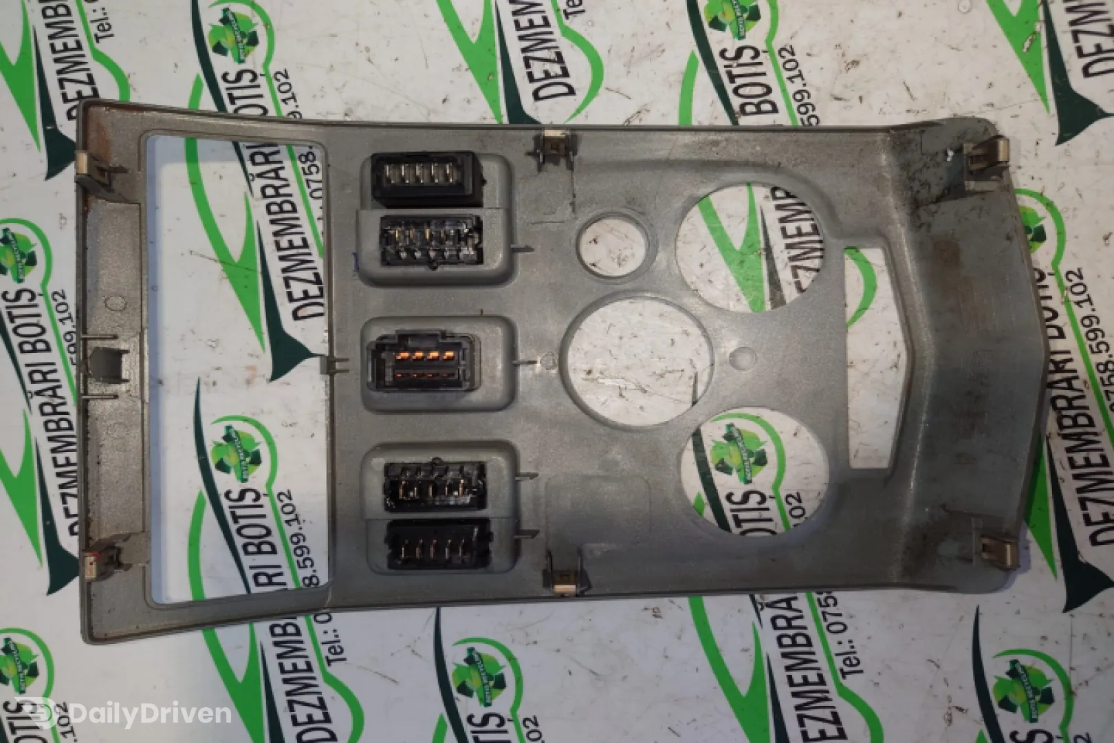 Consola centrala Dacia Logan  [2004 - 2008] Sedan 1.4 MT (75 hp)