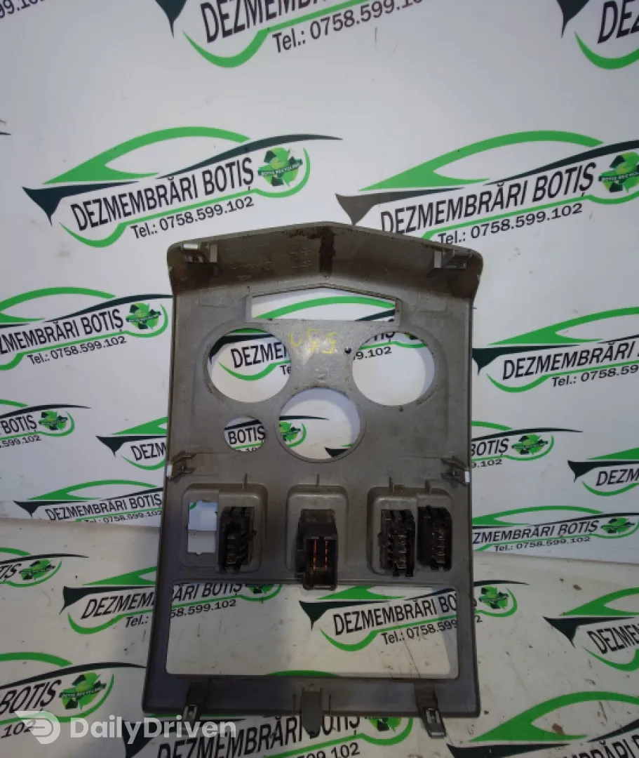 Consola centrala Dacia Logan  [2004 - 2008] Sedan 1.4 MT (75 hp)