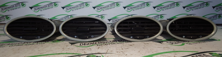 Grila ventilatie bord stanga Ford Focus 2 [2004 - 2008] Hatchback 5-usi 1.6 TDCi MT (109 hp)