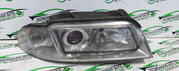 Far dreapta cu Xenon Audi A4 B5 [1994 - 1999] Sedan 1.6 MT (101 hp)