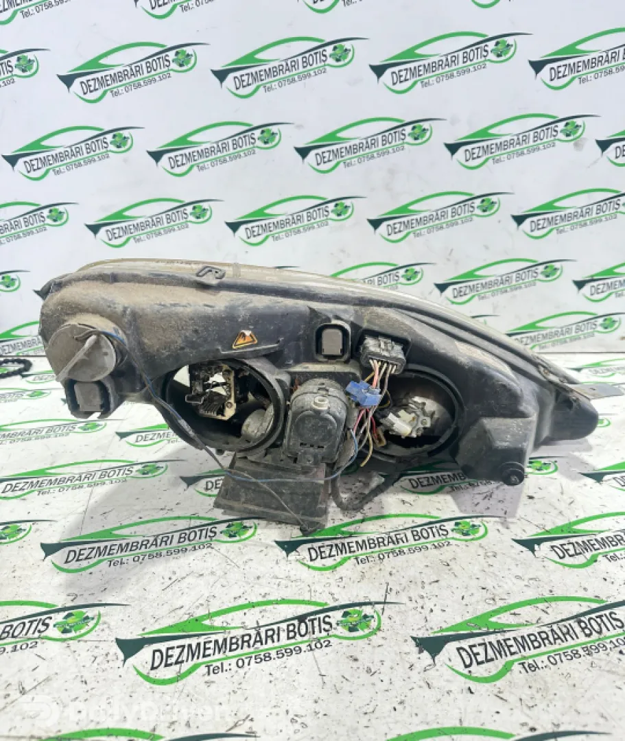 Far stanga Volkswagen VW Golf 4 [1997 - 2006] Hatchback 5-usi 1.4 MT (75 hp)