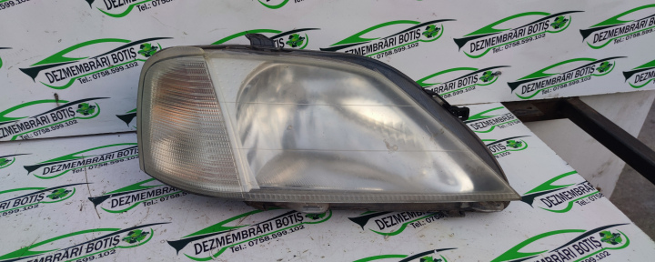 Far dreapta Dacia Logan  [2004 - 2008] Sedan 1.4 MT (75 hp)