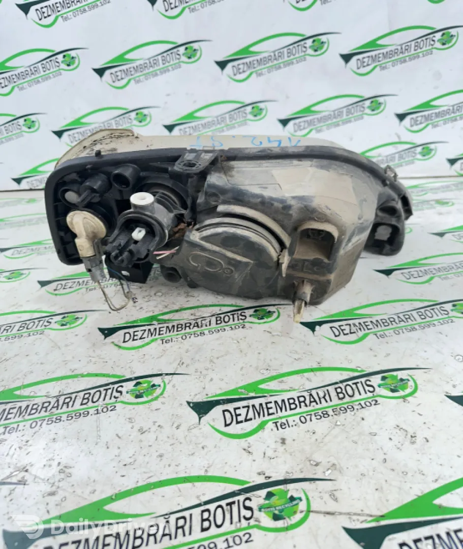 Far stanga Dacia Logan  [2004 - 2008] Sedan 1.4 MT (75 hp)