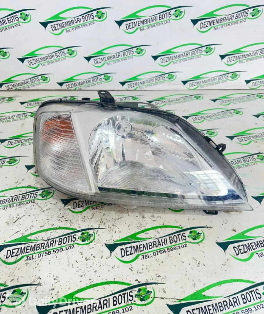 Far dreapta Dacia Logan  [2004 - 2008] Sedan 1.4 MT (75 hp)